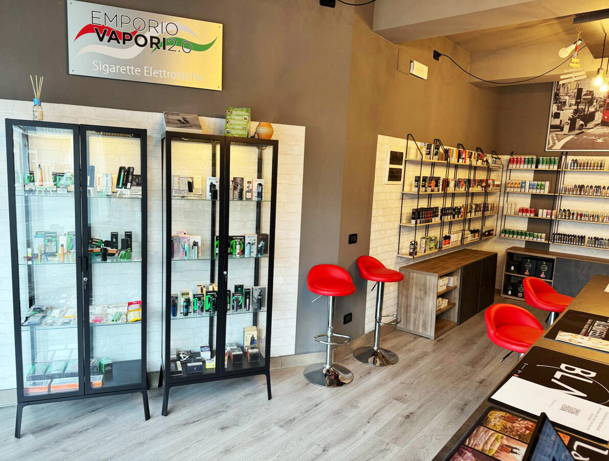 Interno negozio Emporio Vapori Montegrotto Terme Interno negozio Emporio Vapori Montegrotto Terme