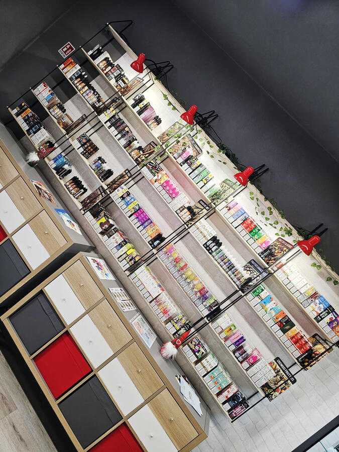 Scaffale prodotti Emporio Vapori CDC City Scaffale prodotti Emporio Vapori CDC City