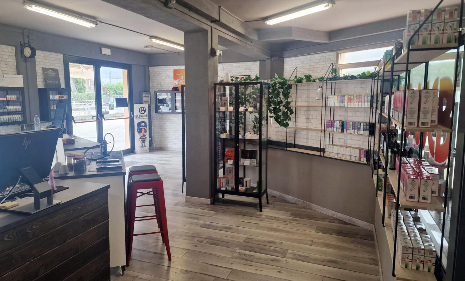 Interno negozio Emporio Vapori Città di Castello