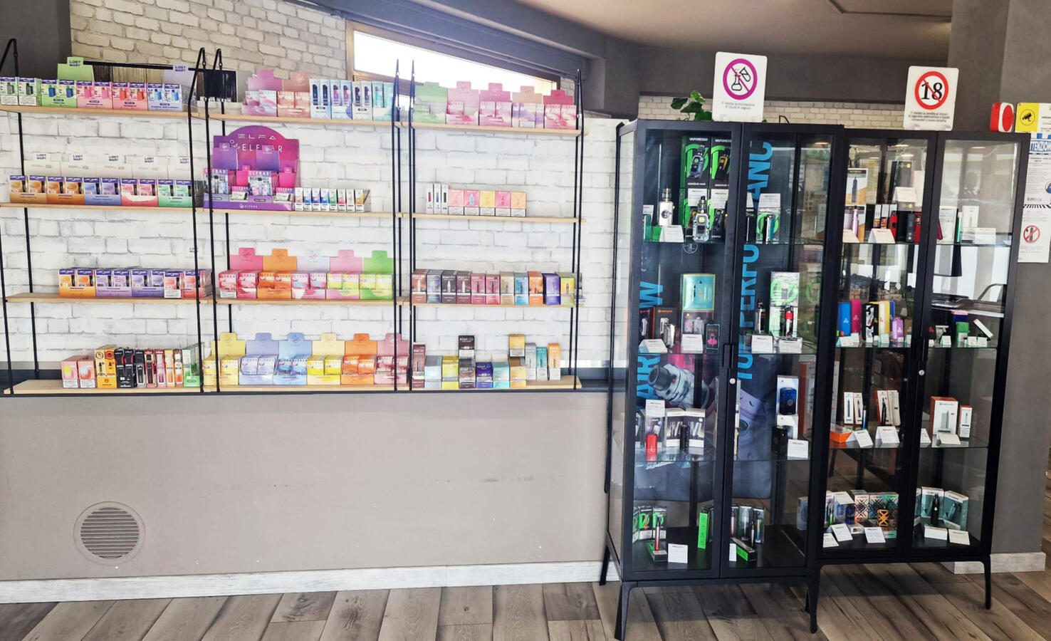 Esposizione pods precaricate e sigarette elettroniche - Emporio Vapori Città di Castello