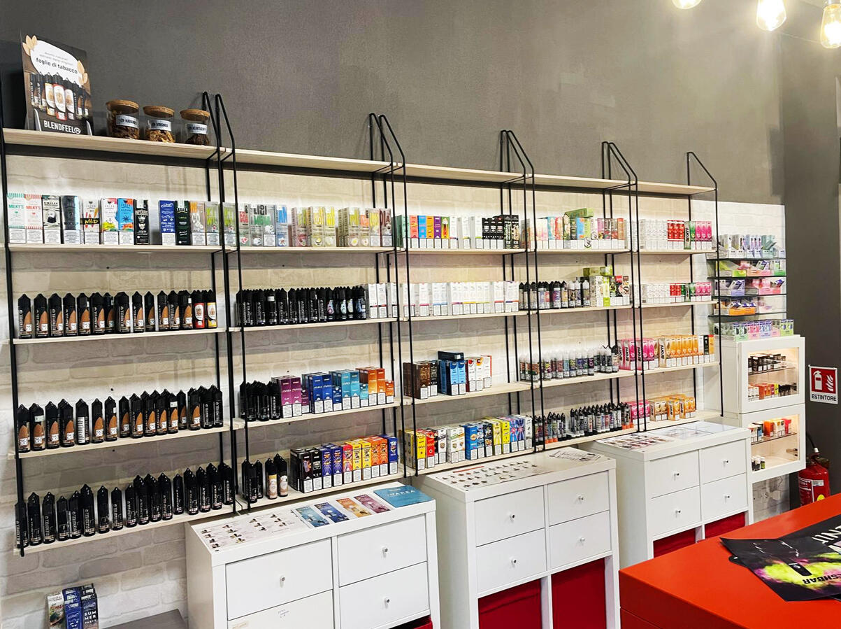 Scaffale prodotti Emporio Vapori Umbertide